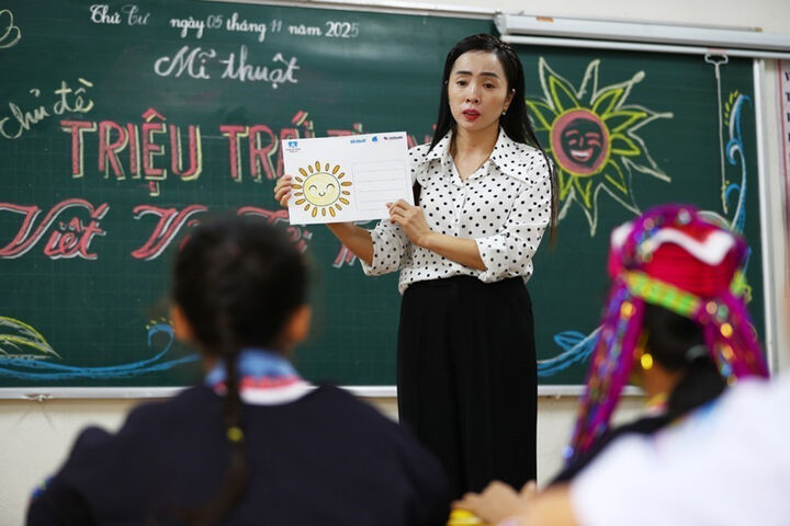 Chia sẻ cùng thầy cô: Thắp sáng tri thức nơi vùng biên