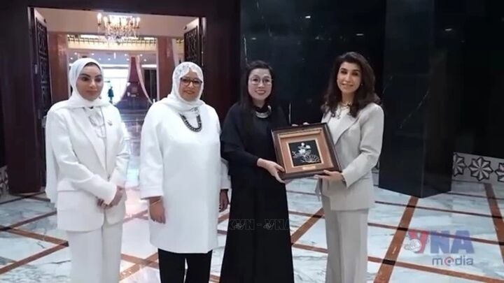 Spouses of Vietnamese and Kuwaiti PMs visit Al-Salam Palace Museum