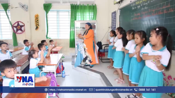 Giữ lửa tri thức cho học sinh dân tộc Chăm vùng biên giới