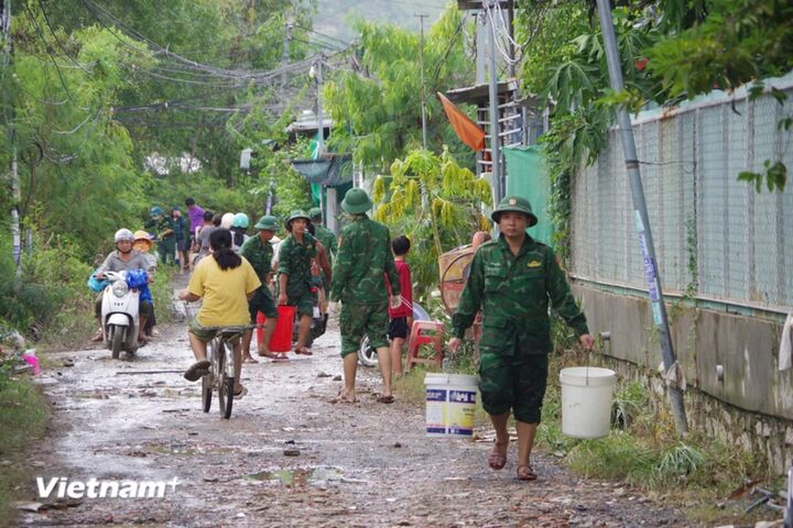 Border Guard officers assist residents in post-flood recovery