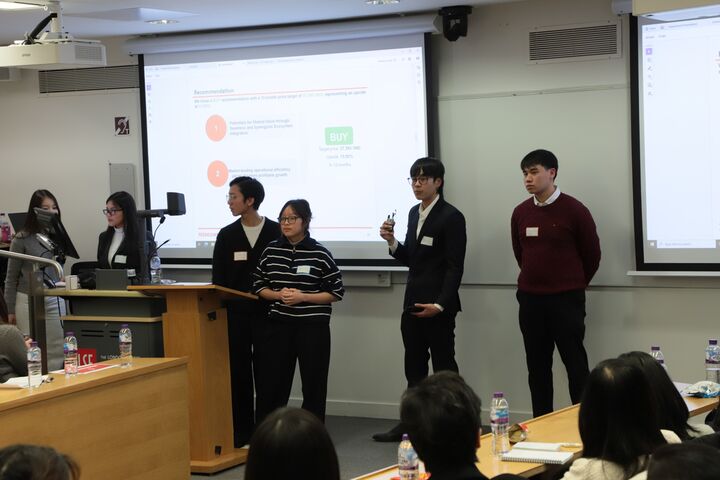 Vietnamese students shine at financial analysis competition in UK