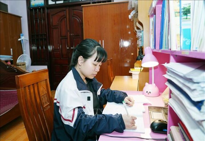 Cô học trò nhỏ với khát vọng khám phá tri thức