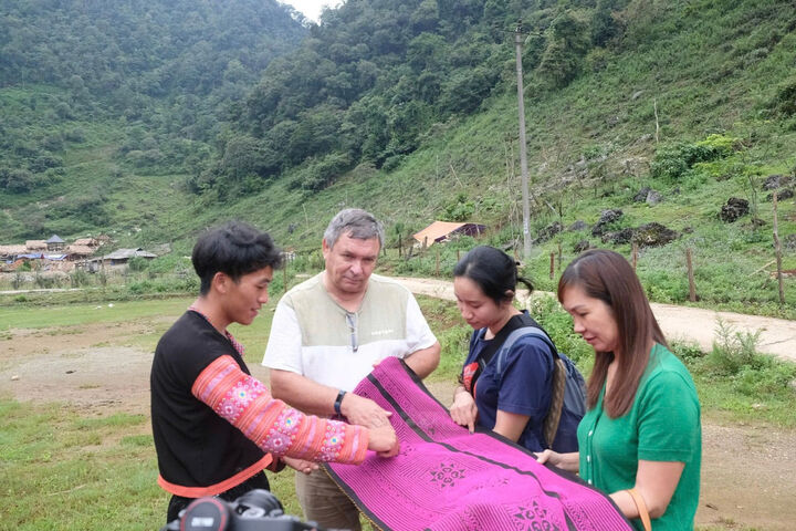 Chàng trai trẻ giữ lửa văn hóa, du lịch bản Mông