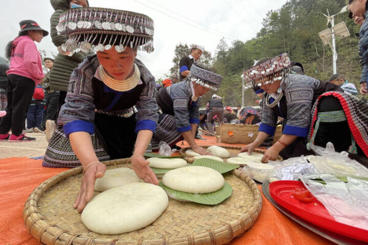 Pounding glutinous rice cake contest adds festive flair to Mu Cang Chai