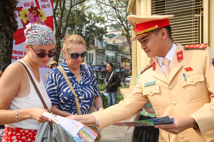 Sức trẻ Công an Thủ đô trên những tuyến đường 