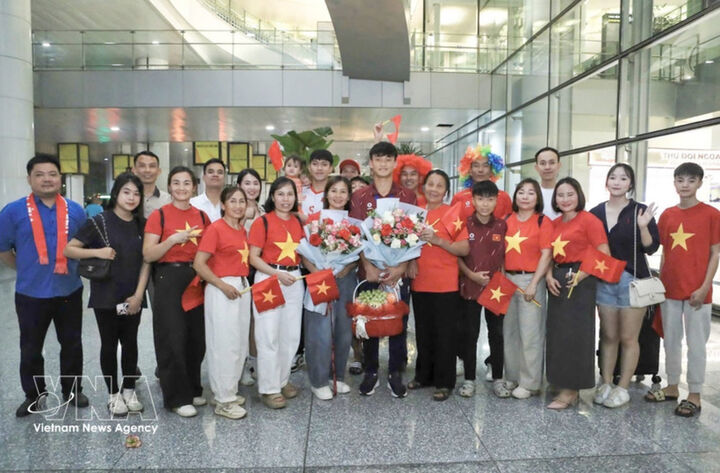 Vietnam U17 team returns home after ASEAN championship triumph