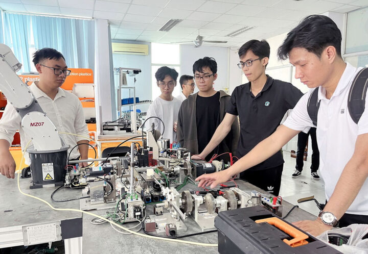 Hun đúc cho thế hệ trẻ khát vọng cống hiến