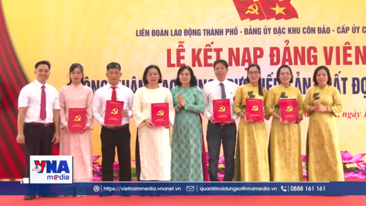 Kết nạp Đảng cho công nhân dịp sinh nhật Bác