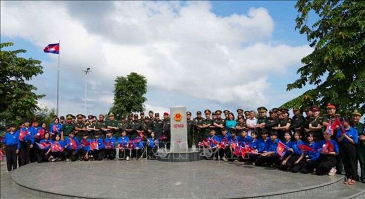 Sĩ quan trẻ Việt Nam - Lào - Campuchia giao lưu tại cột mốc ba biên