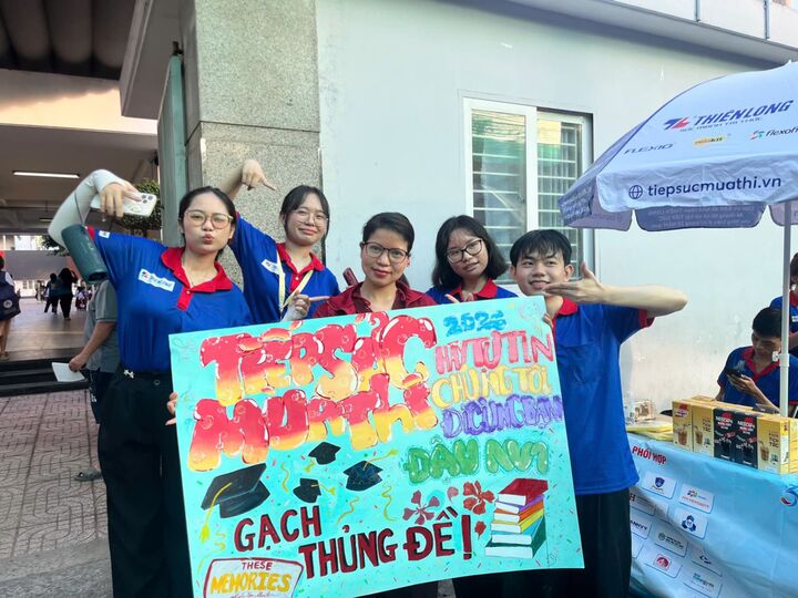 Những lời cổ vũ sĩ tử ấn tượng của sinh viên tình nguyện