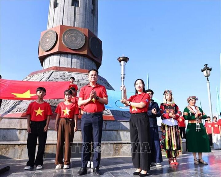 Tuổi trẻ tiếp nối ngọn lửa Hành trình 