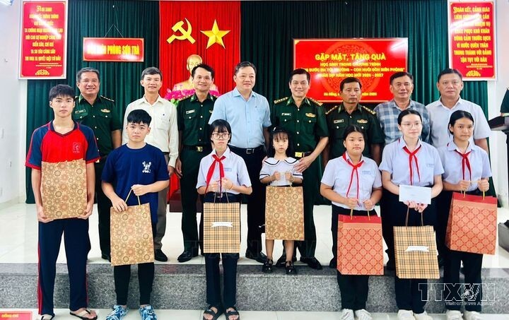 Nỗ lực của cậu học trò nhỏ với khát vọng đến trường