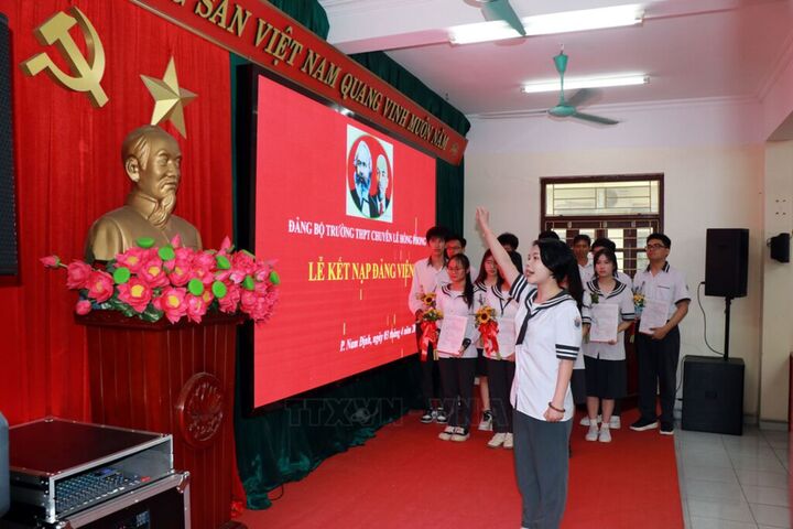Phát triển đảng viên từ những nguồn kế cận