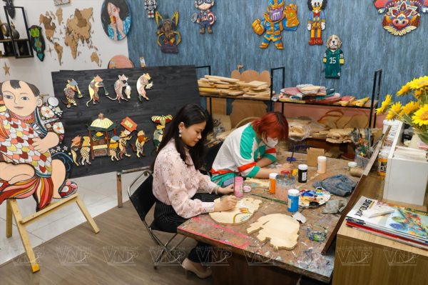 Infusing folk colours into modern interior decoration