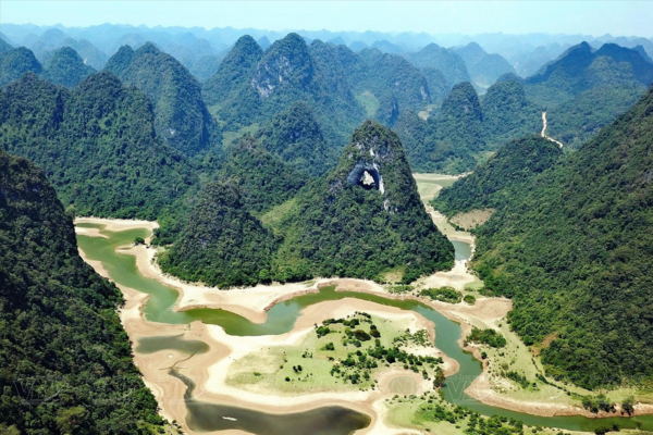 Discovering untouched ‘Mountain God’s Eyes’ in Cao Bang province