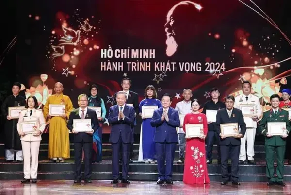 Party chief commends role models in following Ho Chi Minh's thought, morality, style