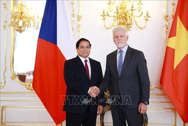 Czech PM hosts official welcome ceremony for Vietnamese counterpart