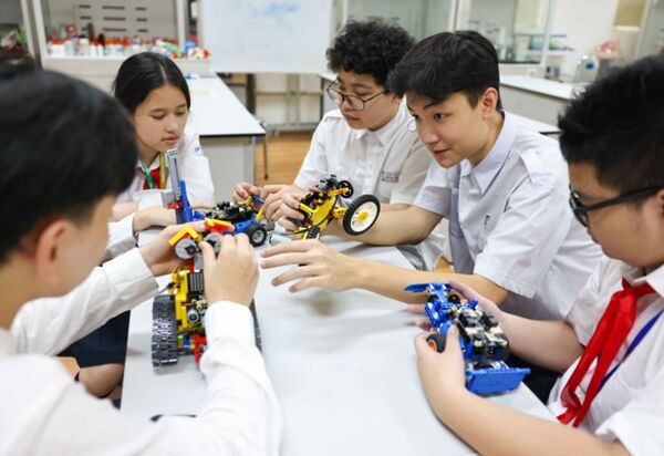 Hanoi students create smart robots to teach programming