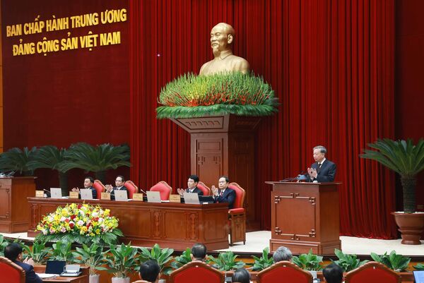 Top leader delivers keynote speech at 13th Party Central Committee’s 11th plenum