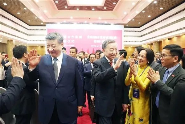Vietnamese, Chinese leaders join friendly exchange activities in Hanoi