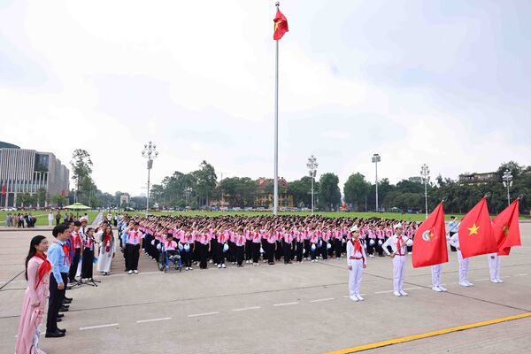 Đại biểu Đại hội Cháu ngoan Bác Hồ báo công và vào Lăng viếng Chủ tịch Hồ Chí Minh