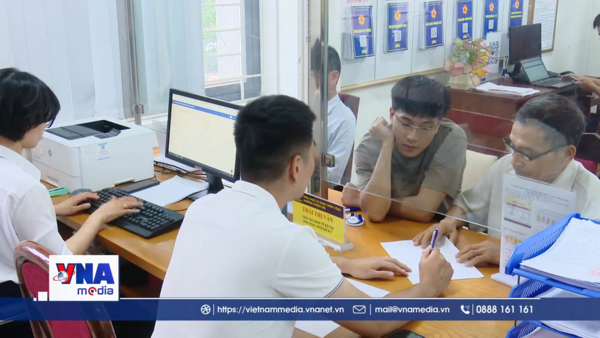 Nhiều người dân đăng kí cấp sổ đỏ lần đầu tại xã