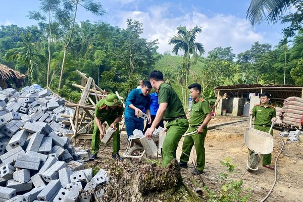 Mái nhà ấm áp từ tấm lòng người chiến sĩ Công an