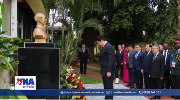 Chủ tịch nước Lương Cường đặt vòng hoa tại Tượng Bác Hồ