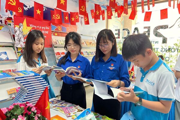 <b>Nâng cao văn hóa đọc, cùng sách bước vào kỷ nguyên mới</b>