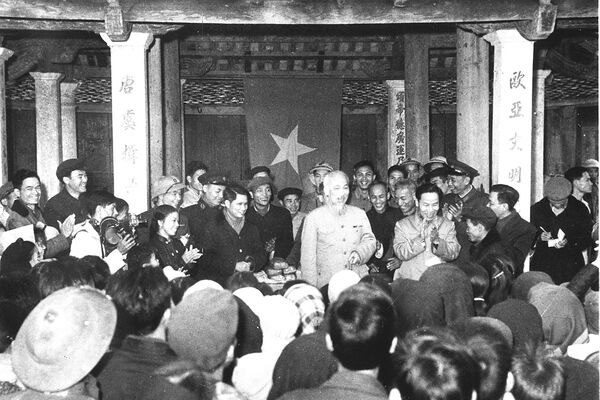 <b> Đã là cán bộ, đảng viên thì phải có quan hệ mật thiết với quần chúng nhân dân</b>