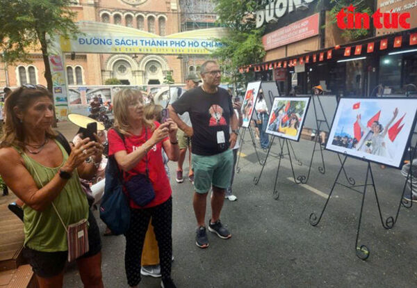 TP Hồ Chí Minh: Triển lãm và ra mắt sách ảnh '50 năm niềm vui thống nhất'