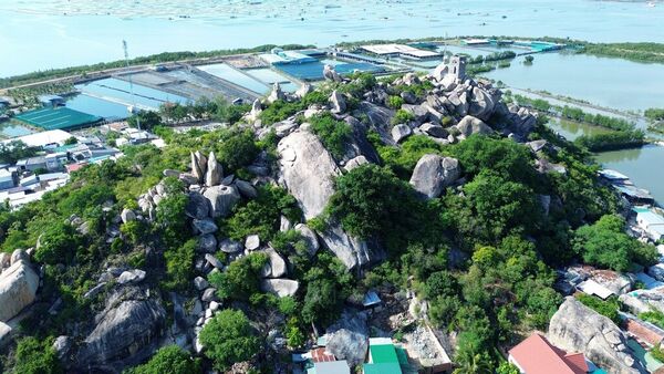 Charm of Hon Thien mural village on shores of Nai Lagoon in Khanh Hoa
