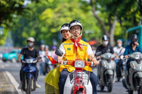 'Xe Độc Lập' - Trải nghiệm tour khám phá lịch sử Thủ đô bằng Honda DD