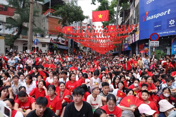 Người dân Thủ đô chào đón các khối tổng hợp luyện diễu binh, diễu hành lần thứ nhất của sự kiện A80