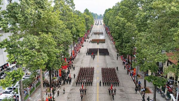 Parade Celebrates the 80th National Day