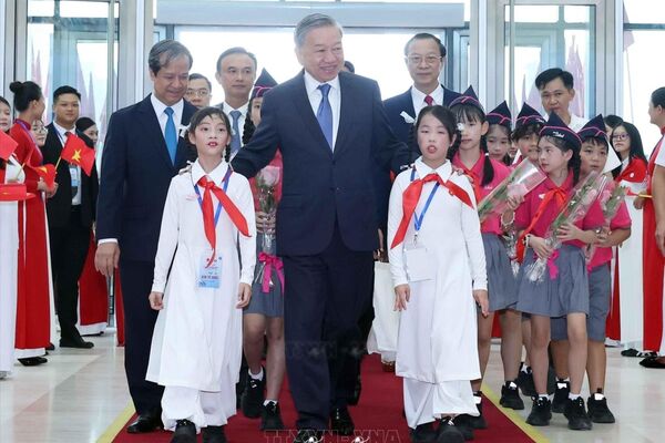 Party chief directs tasks to achieve modern education