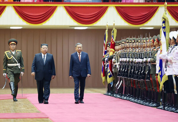 DPRK leader hosts welcome ceremony for Vietnamese Party General Secretary