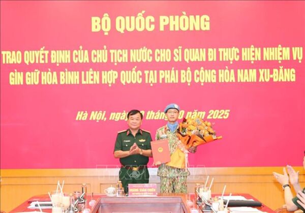 Trao Quyết định của Chủ tịch nước cho sĩ quan đi làm nhiệm vụ gìn giữ hòa bình tại Nam Sudan
