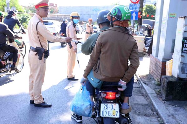 Hanoi Police strictly handle license plate covering and phone use while driving