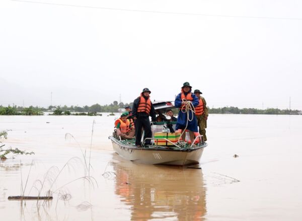 Khánh Hòa “chạy đua” với thời gian đưa người dân vùng lũ đến nơi an toàn