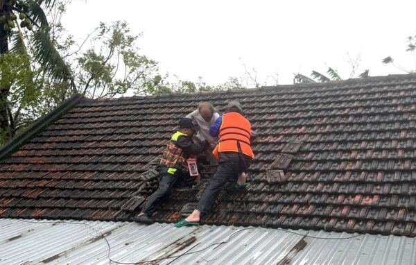 Đắk Lắk: Ứng cứu được thêm nhiều người dân vùng ngập lũ trong đêm