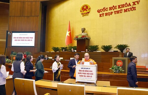 Đại biểu Quốc hội quyên góp ủng hộ đồng bào khắc phục hậu quả thiên tai, bão lũ