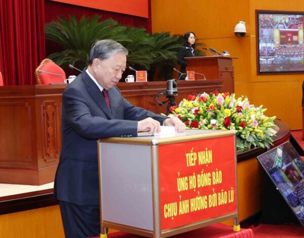 Tổng Bí thư và các đại biểu quyên góp ủng hộ đồng bào các tỉnh bị bão lũ