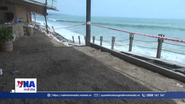 Khẩn cấp hỗ trợ người dân di dời khỏi các khu vực nguy hiểm