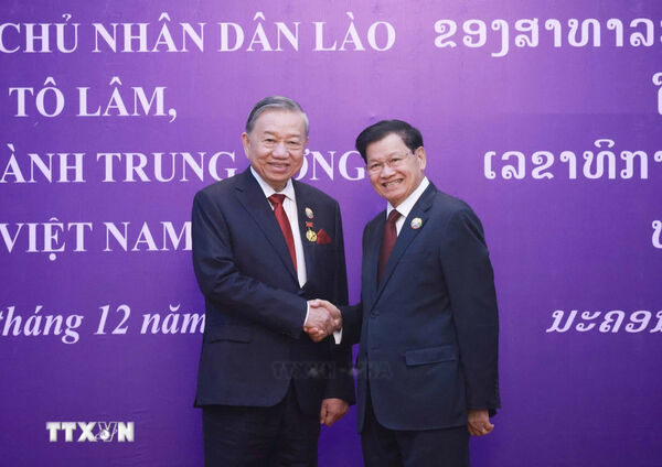 Lao National Gold Order presented to Vietnamese Party General Secretary To Lam