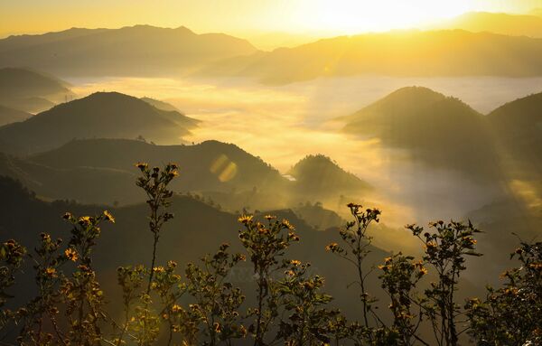 Bình minh giữa biển mây trên đèo Keo Lôm (Điện Biên)