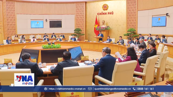 Việt Nam vững vàng trong bối cảnh bị “tác động kép”