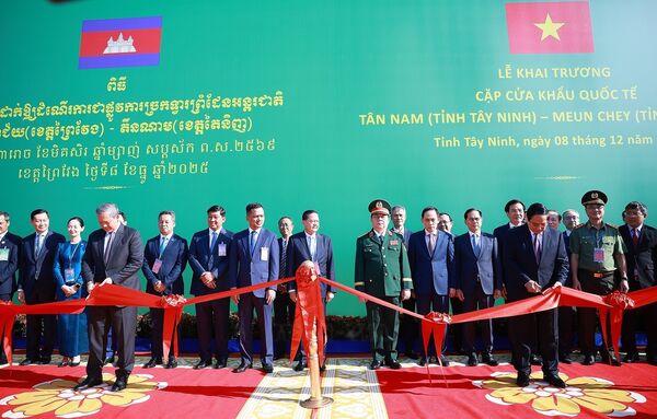 Vietnamese, Cambodian PMs inaugurate Tan Nam - Meun Chey int’l border gate pair