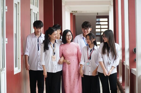 <b>Xây dựng con người toàn diện về đức, trí, thể, mỹ</b>