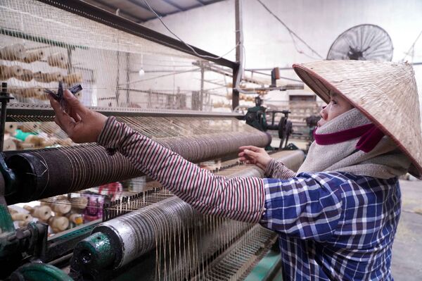 Keeping traditional rush mat weaving alive